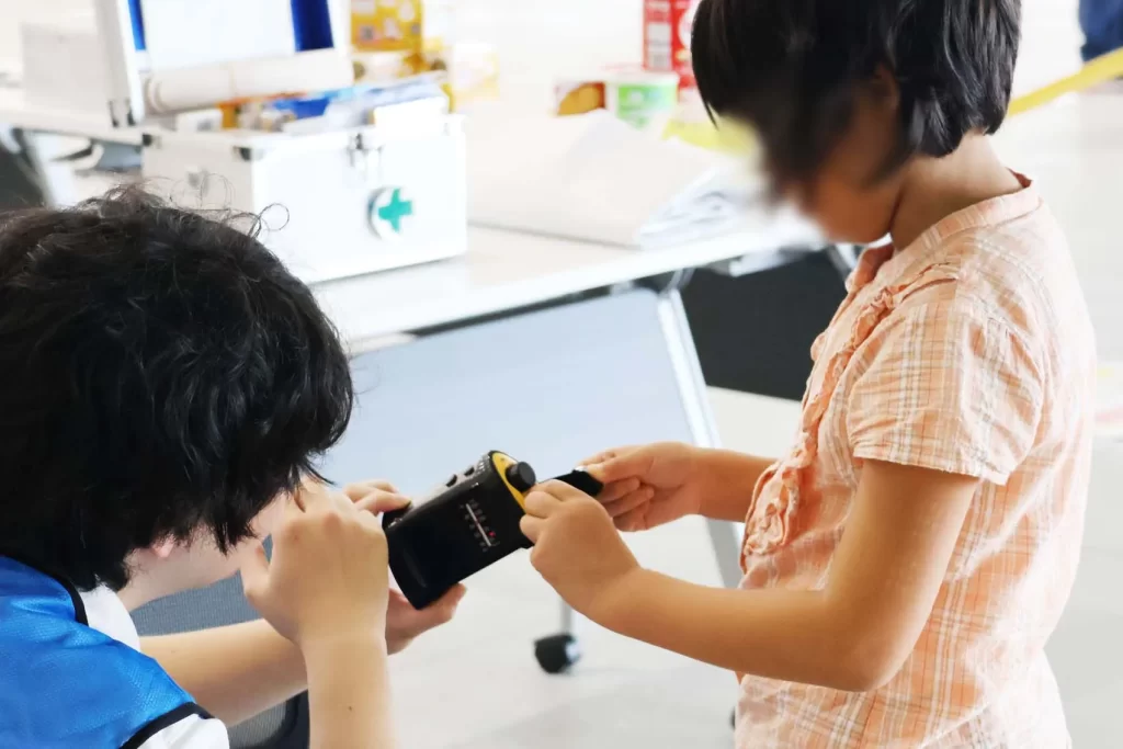 手回しラジオを回す女の子