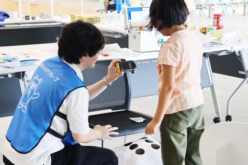 手回しラジオを見る女の子