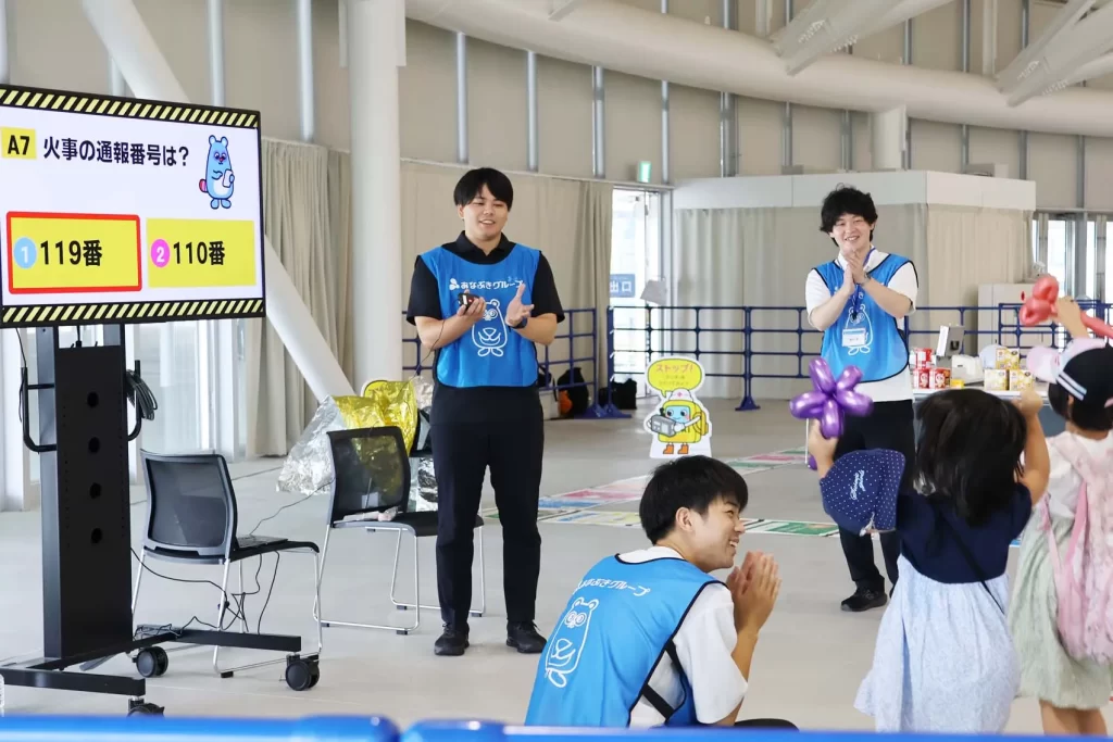 防災クイズを出すスタッフさんとご家族
