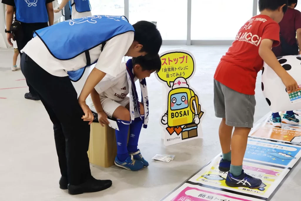 簡易トイレに座る男の子