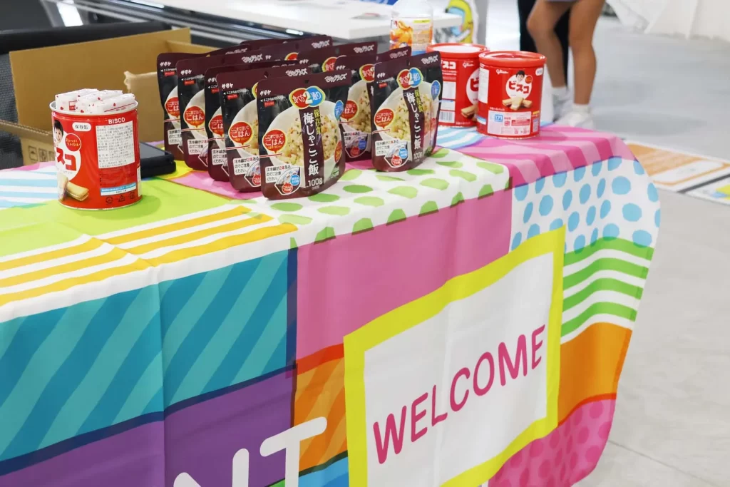 受付テーブルに並べられた防災食