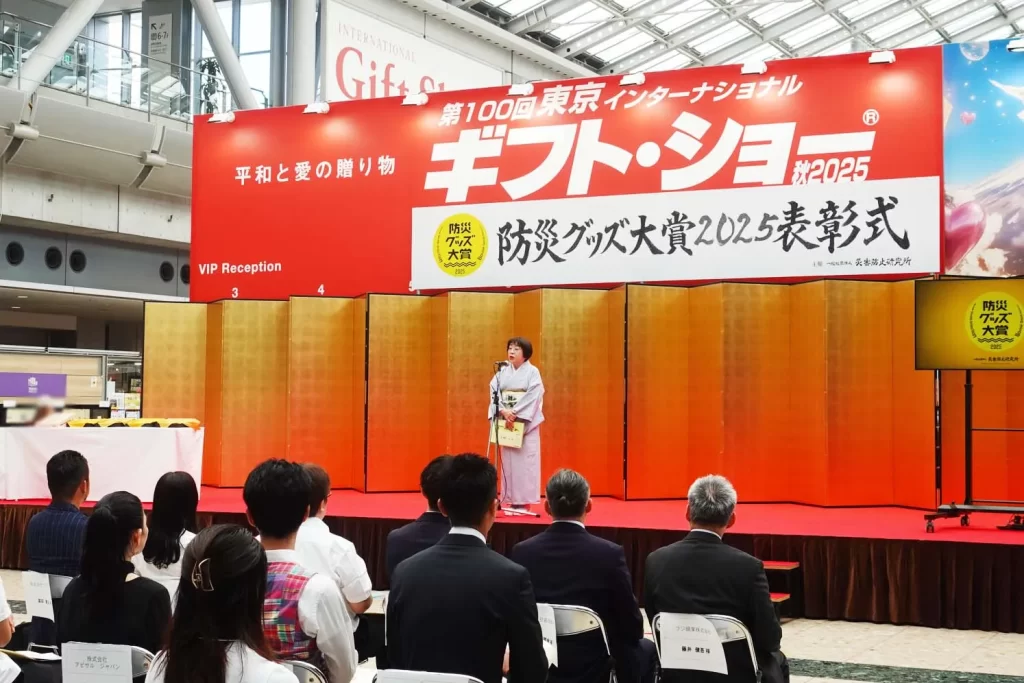 挨拶をする書道家の柏木白光氏