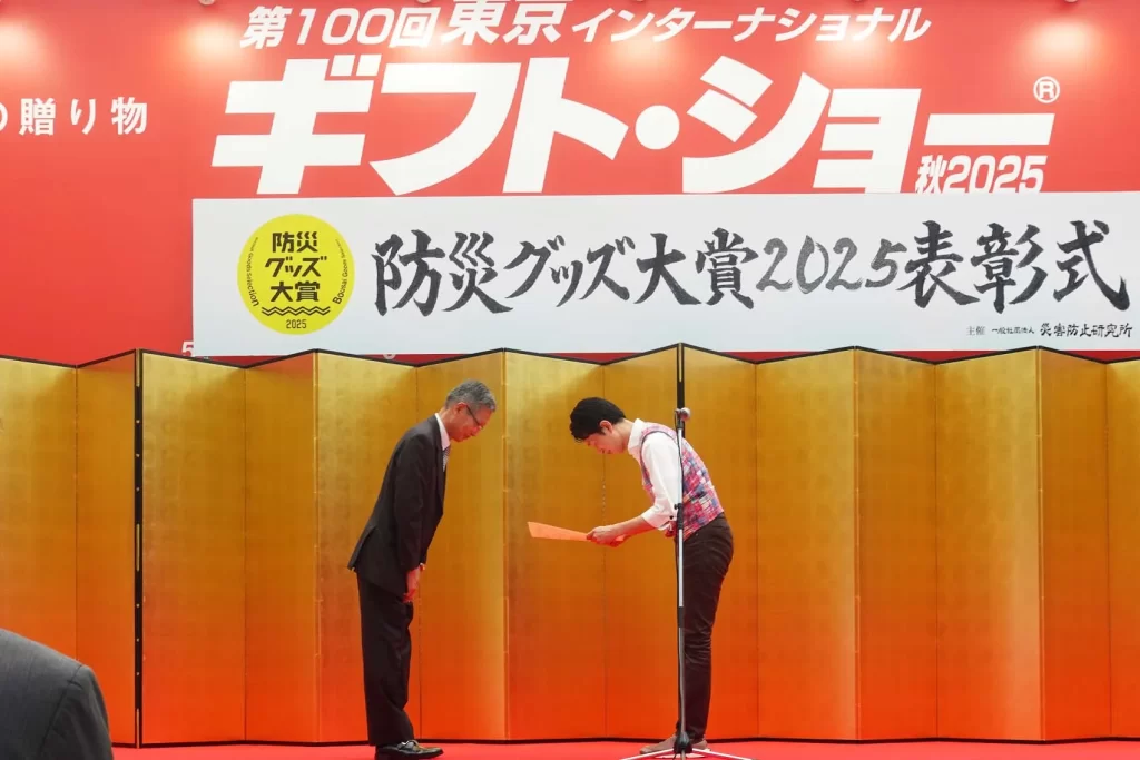 壇上で賞状を受け取る株式会社ピコトン代表内木