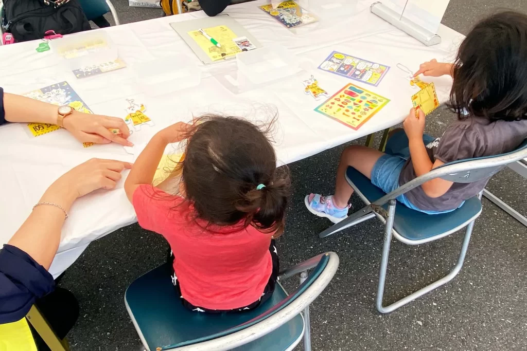 『ピカッと！安全キーホルダー』を工作する姉妹