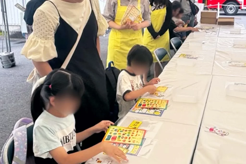 『ピカッと！安全キーホルダー』の工作イベント会場2