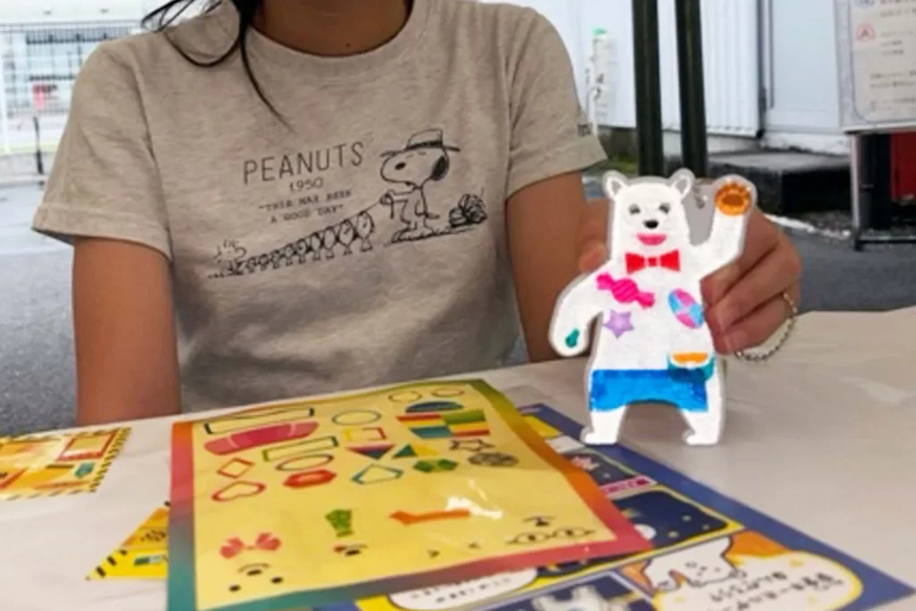 『ピカッと！安全キーホルダー』をフラッシュ撮影した様子