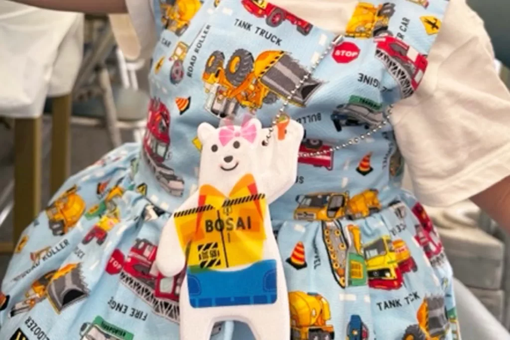 『ピカッと！安全キーホルダー』を洋服につけた様子