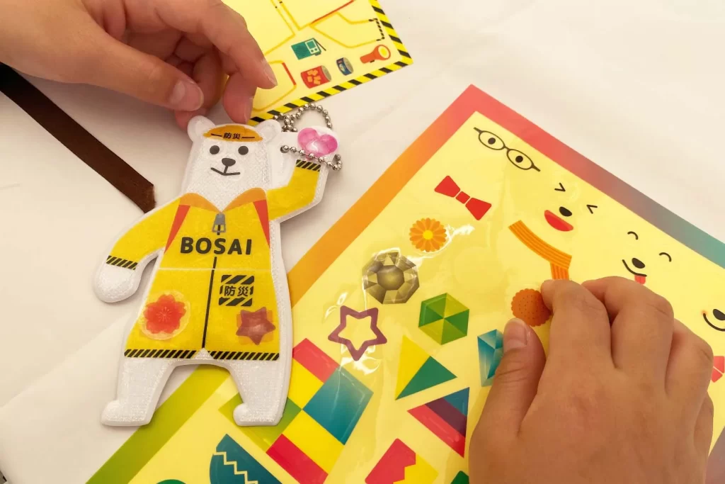 『ピカッと！安全キーホルダー』を工作する様子1