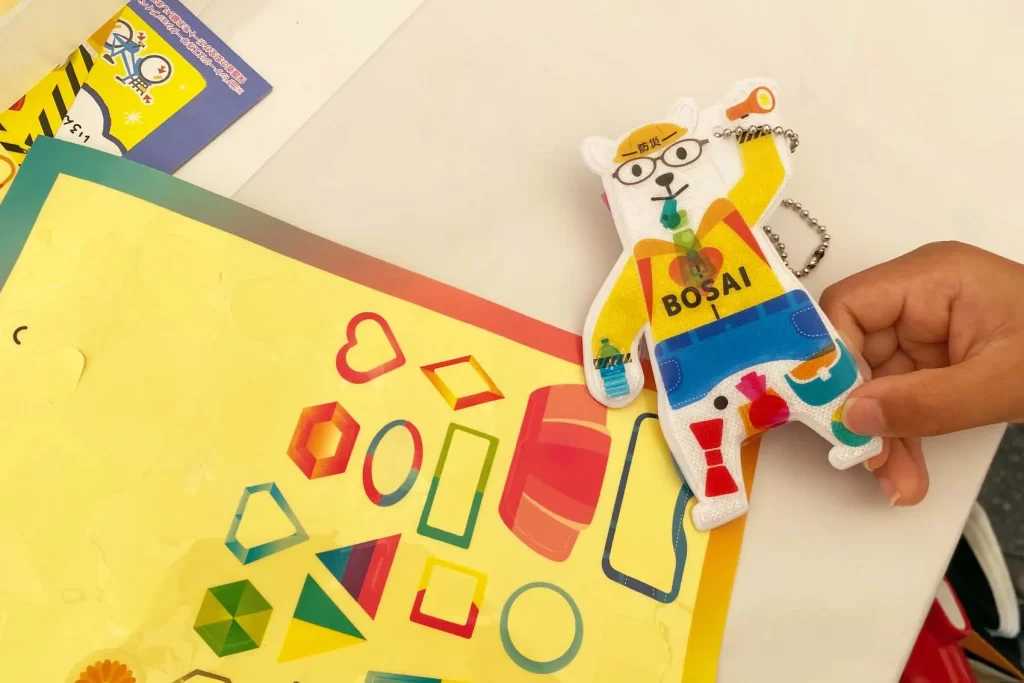 『ピカッと！安全キーホルダー』を工作する様子2