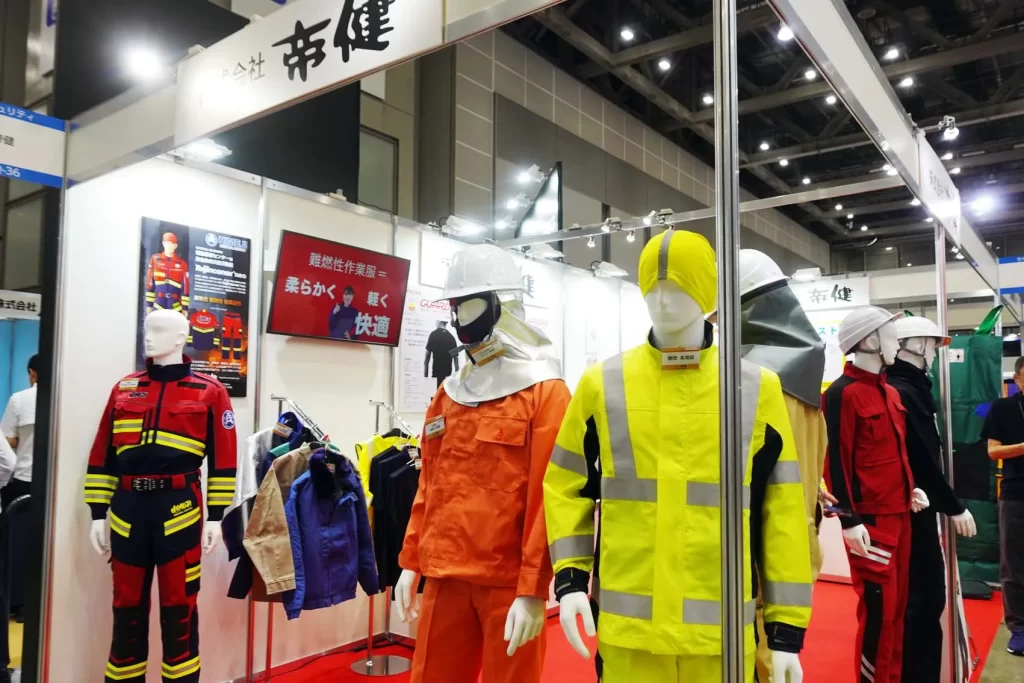 「危機管理産業展(RISCON TOKYO)」の様子。耐火服