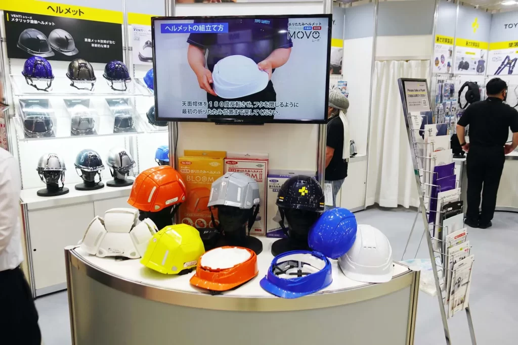 「危機管理産業展(RISCON TOKYO)」の様子。ヘルメット