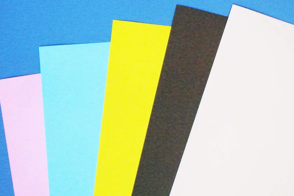100均のダイソーで購入できるカラー造形ペーパーの中身、白、黒、黄色、水色、ピンクの色画用紙