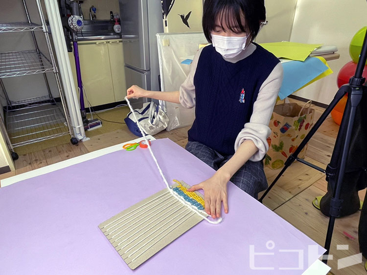 糸を使った日本の伝統「織り」を表現しています。