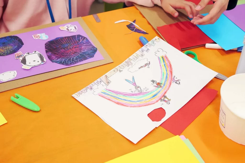 親子で楽しむアートフレーム工作ワークショップのテーブル②