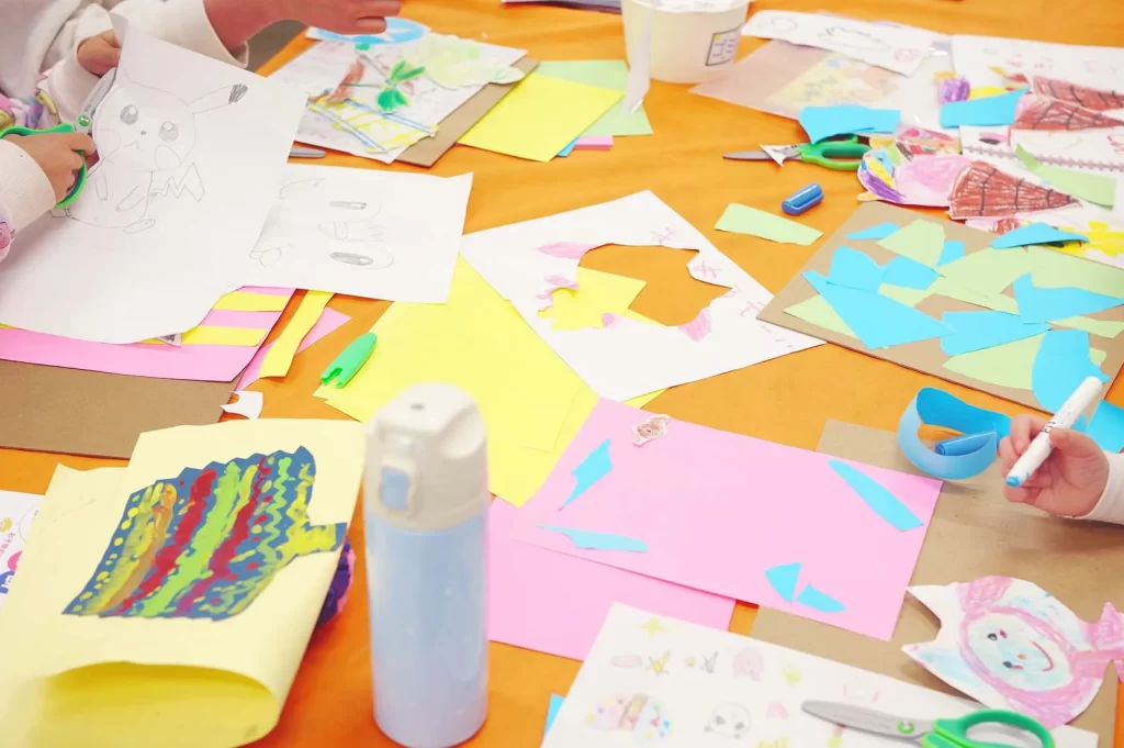 親子で楽しむアートフレーム工作ワークショップのテーブル③