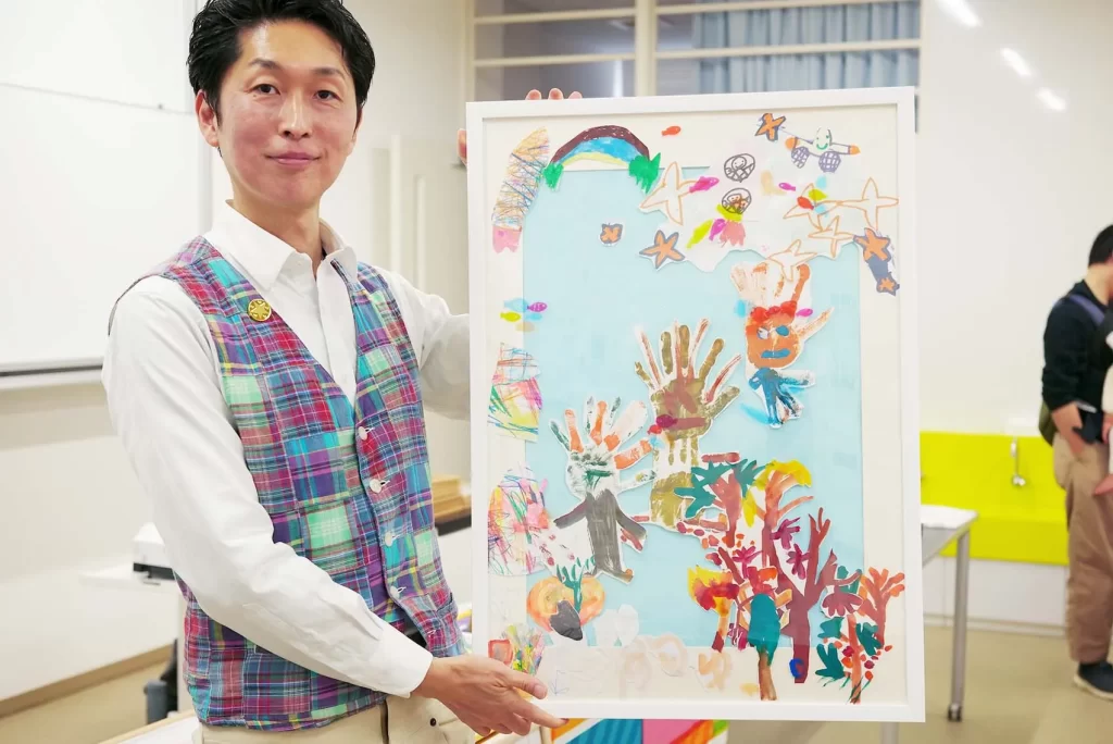 コラージュ作品を見せる講師