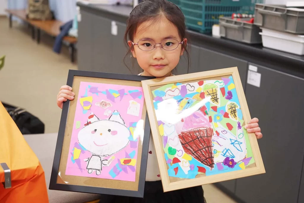 カラフルなアイスクリームが並び、見ているだけでワクワクする楽しい作品です