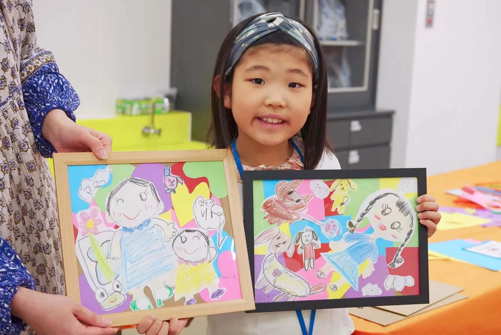 お母さんと並んでいる様子とお散歩の場面、それぞれストーリーが感じられる構成が素敵です