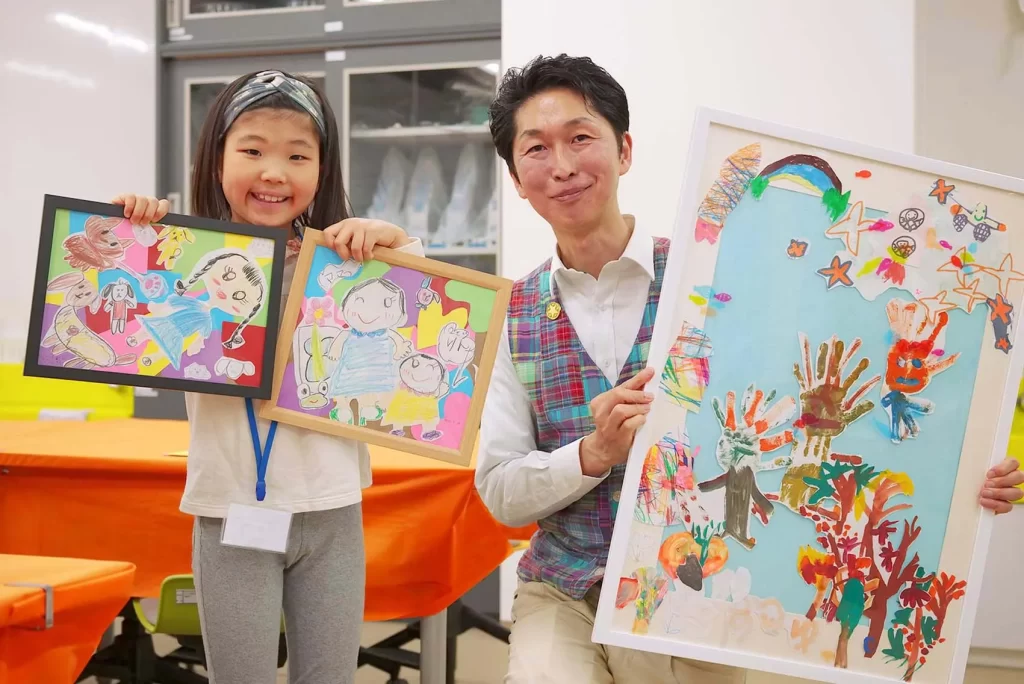 親子で楽しむアートフレーム工作ワークショップの講師と参加者のお子様
