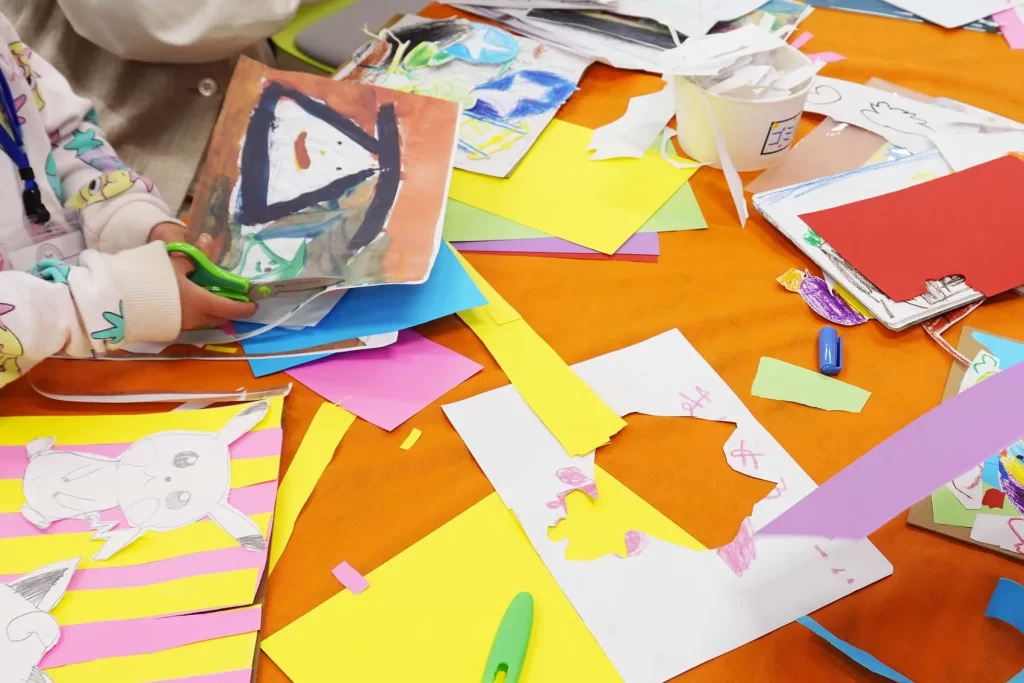 親子で楽しむアートフレーム工作ワークショップのテーブル