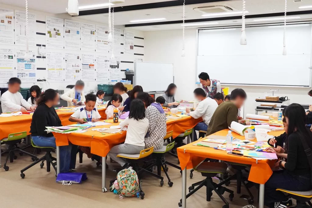 親子で楽しむアートフレーム工作ワークショップの様子