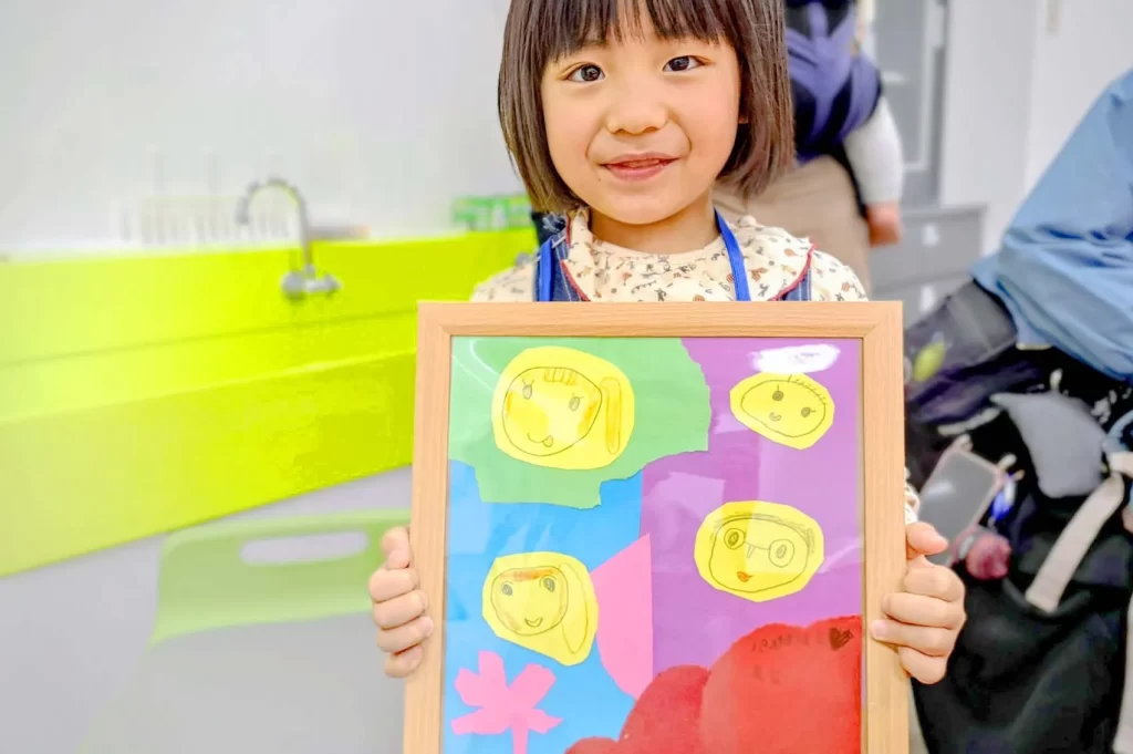 家族4人のあたたかい雰囲気が伝わり、見ているこちらまで笑顔になる作品です