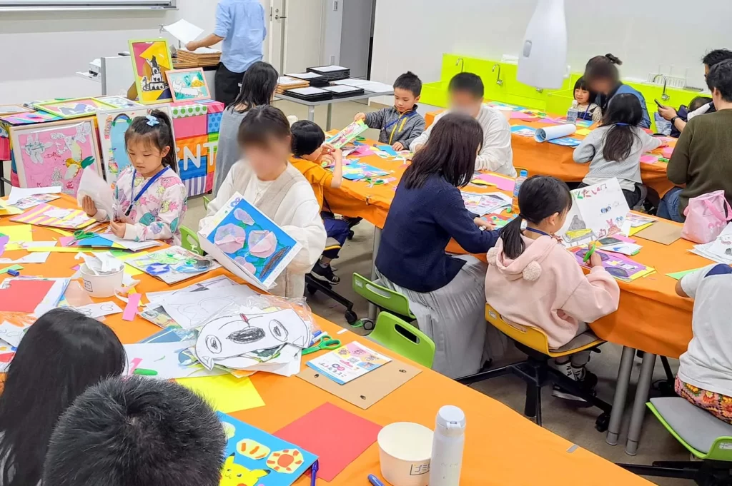 親子で楽しむアートフレーム工作ワークショップの会場の様子