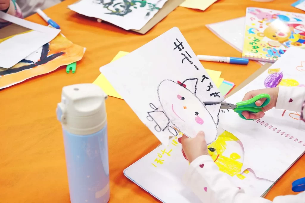 親子で楽しむアートフレーム工作ワークショップのテーブル④