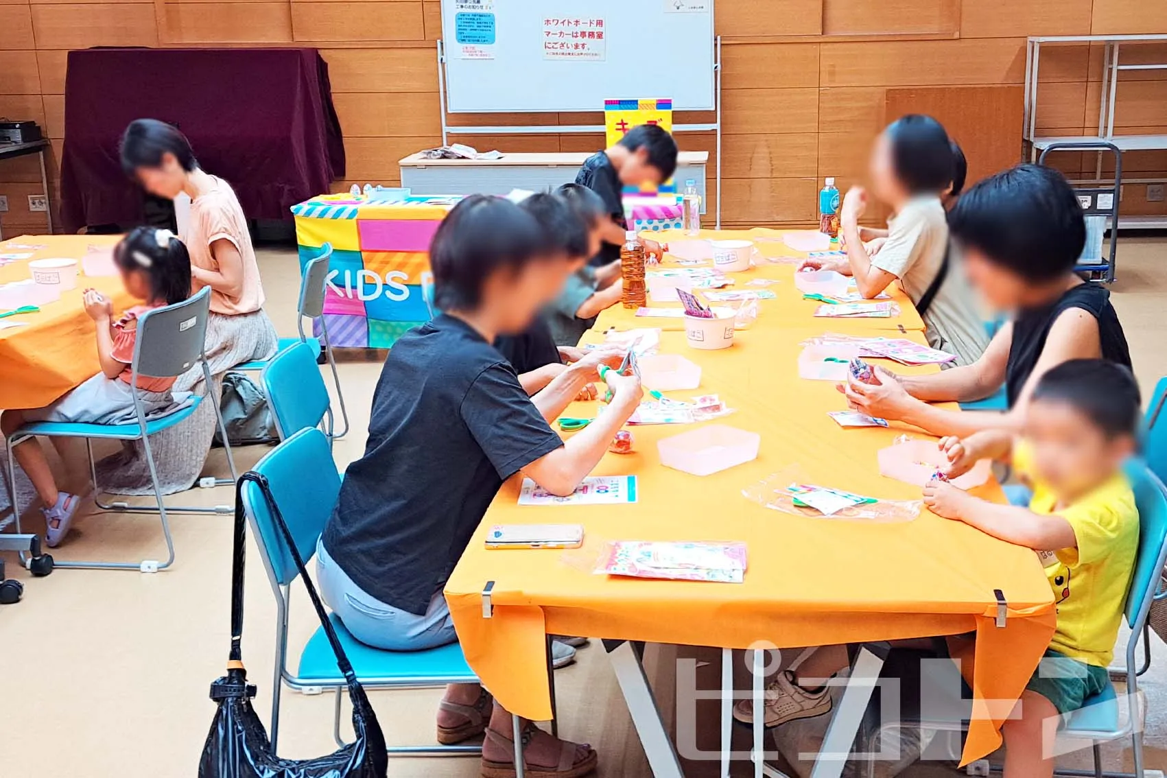 公民館で開催された『エッグマラカス』の工作イベントに参加する親子
