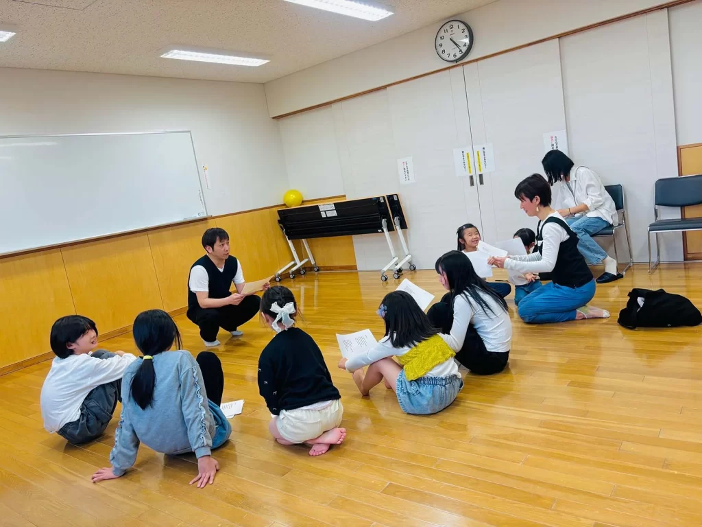 演劇くらぶ「えんじ〜る」のワークショップ風景（たくさんの子どもたち）