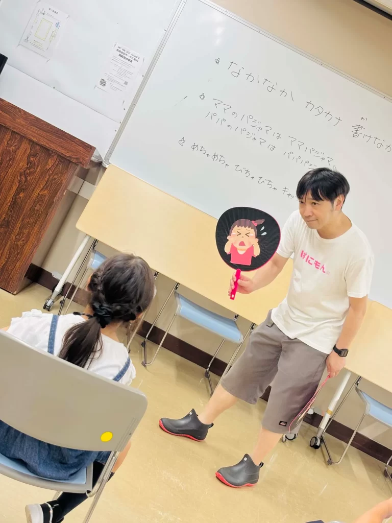 演劇くらぶ「えんじ〜る」のワークショップ風景(泣いてるうちわ)