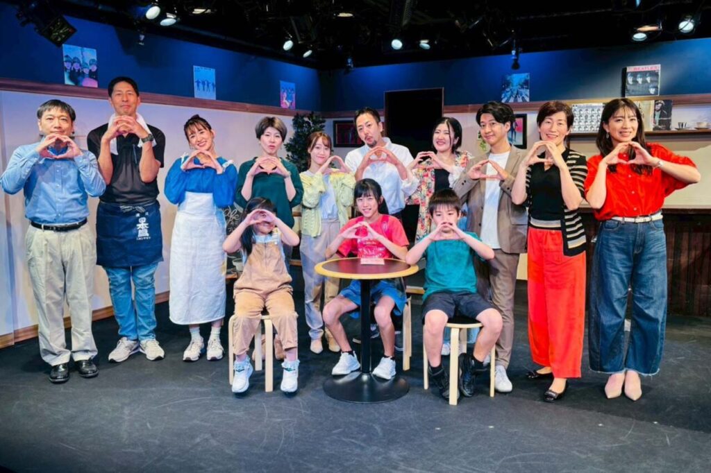 舞台『Ob-La-Di, Ob-La-Da（オブ・ラ・ディ、オブ・ラ・ダ）』の公演後の集合写真