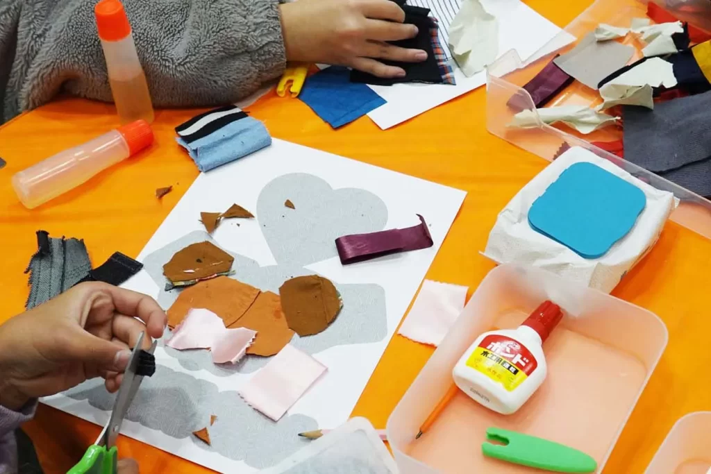 エコプロ2025で実施した「アップサイクル・ウォールアート」を工作する女の子