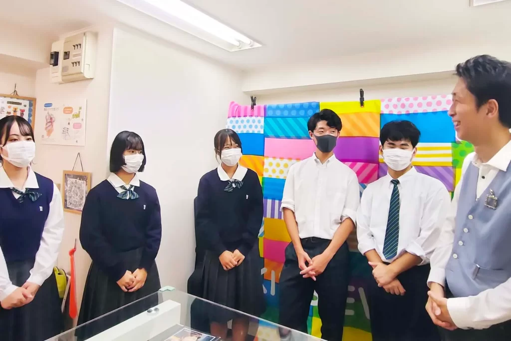 アントレプレナーシップ教育の一環として株式会社ピコトンに来訪した吉賀高等学校の学生５名と株式会社ピコトン代表の内木