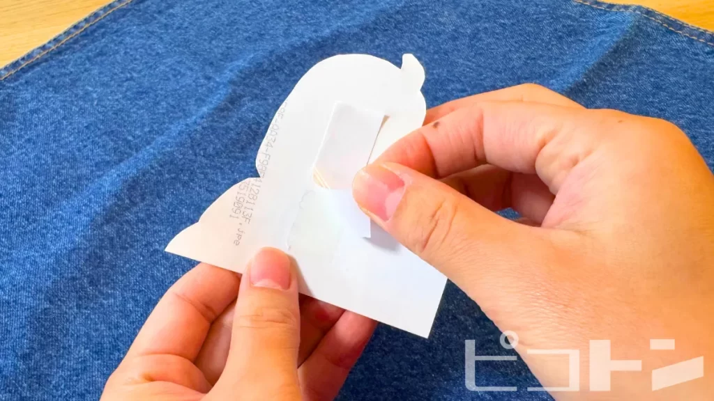 写真の裏に両面テープを貼っている様子