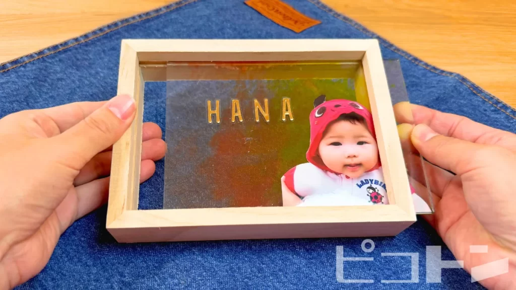 写真立てにいれている様子