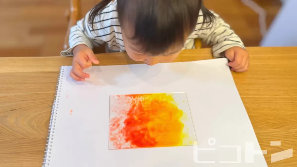 できた作品を見る女の子