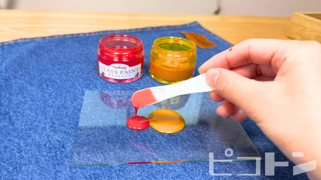 ガラスペイントを垂らしているところ