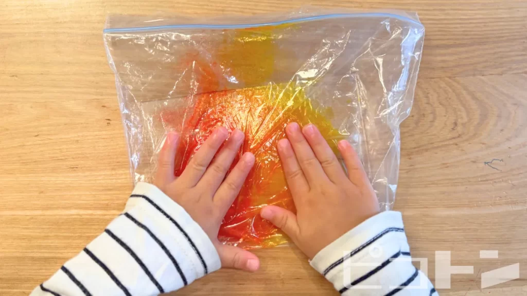 絵の具遊びをしている様子