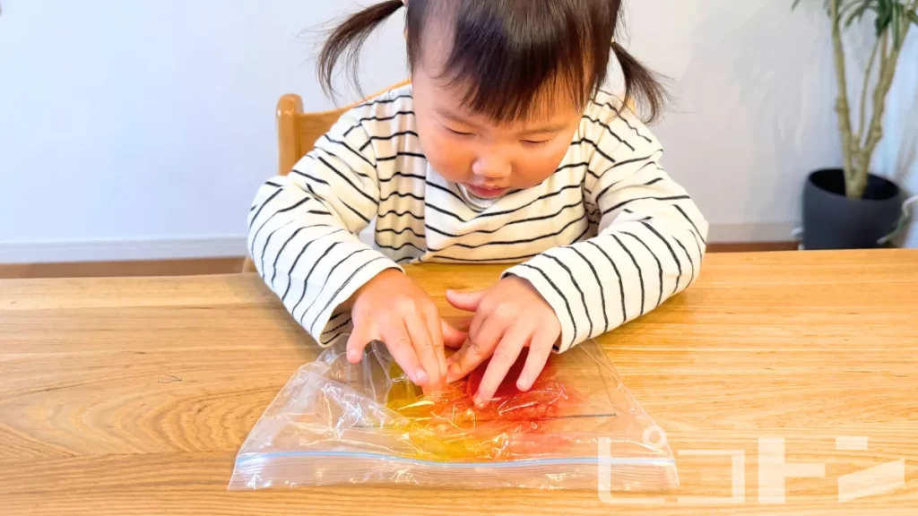 絵の具を指で触っている様子