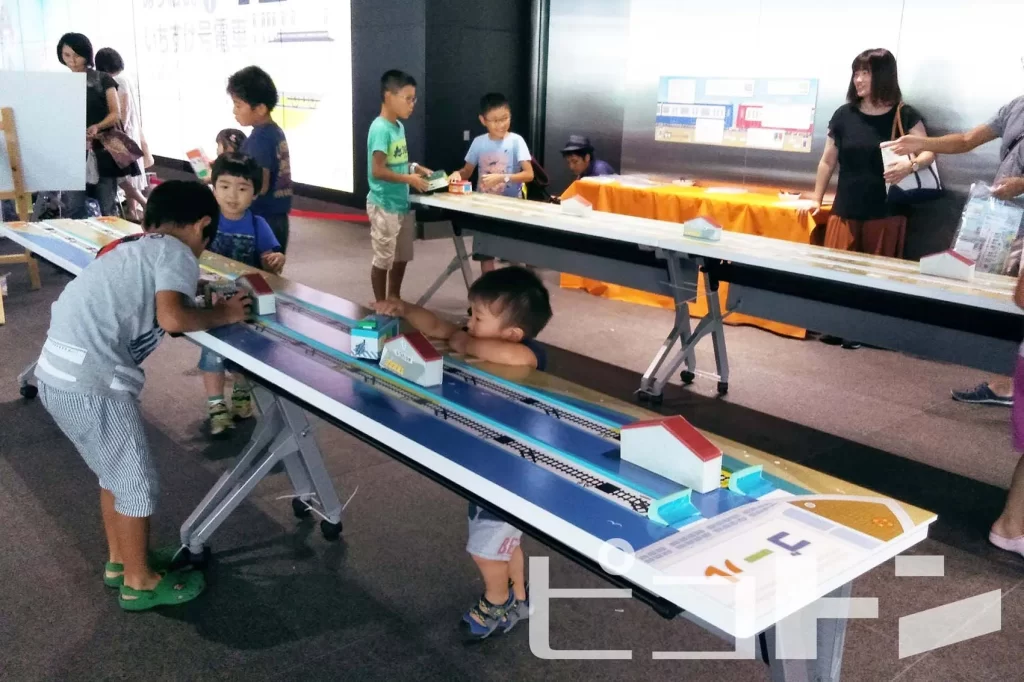東芝未来科学館で行われた『走るフリクション電車』イベントにて、電車でレースをする子供たち
