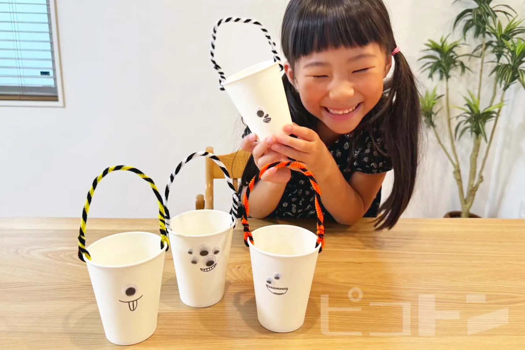 完成したオバケのお菓子入れと女の子