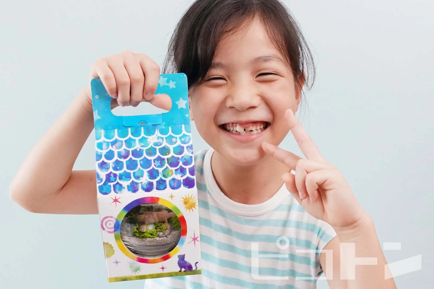 『グラスガーデン』の持ち帰りボックスを持ち笑顔の女の子