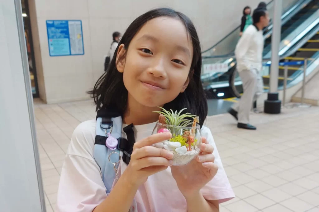 『グラスガーデン』の完成品を持つ女の子