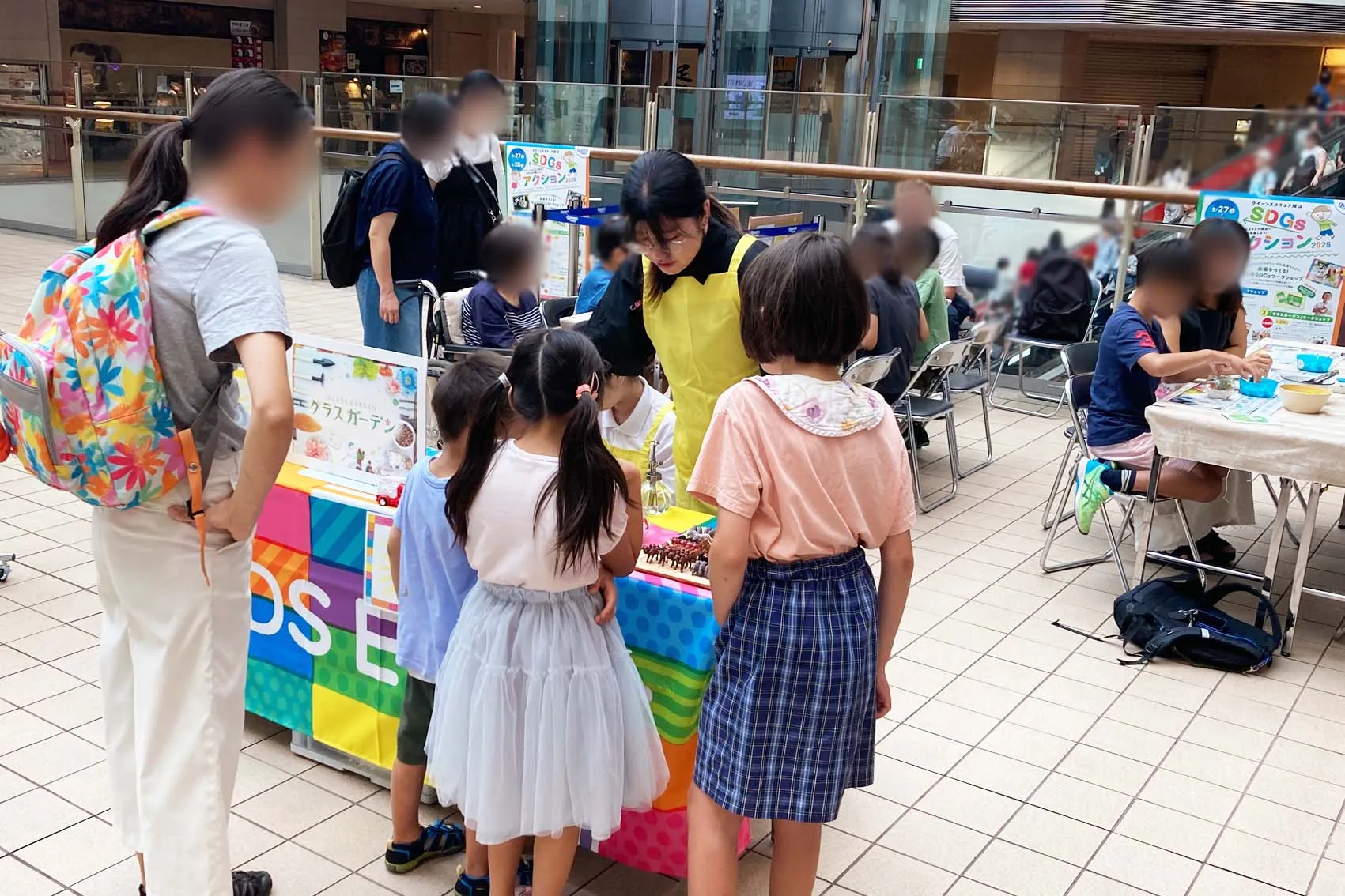 『グラスガーデン』の受付で素材を選ぶ子供たち