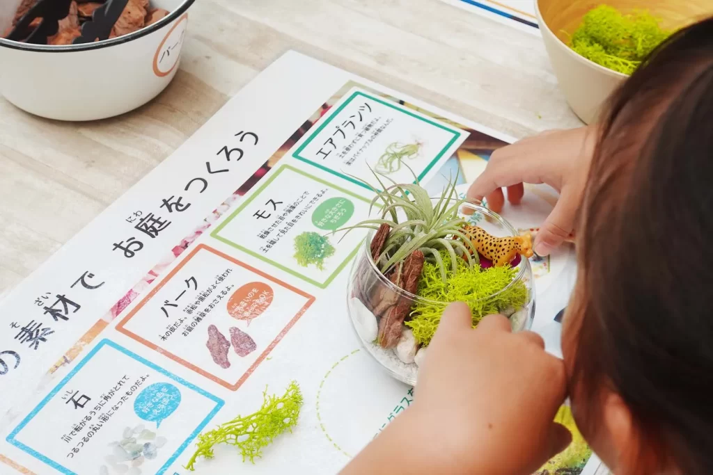 グラスガーデンを作る子供の手元