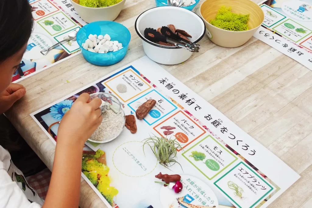 『グラスガーデン』を制作する子供の手元