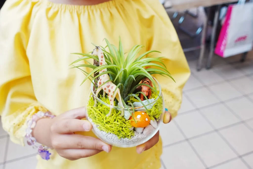 『グラスガーデン』の完成品を持つ女の子の手元