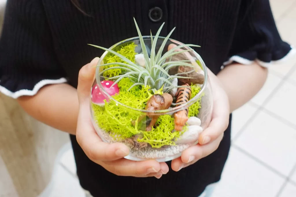 完成した『グラスガーデン』を持つ男の子