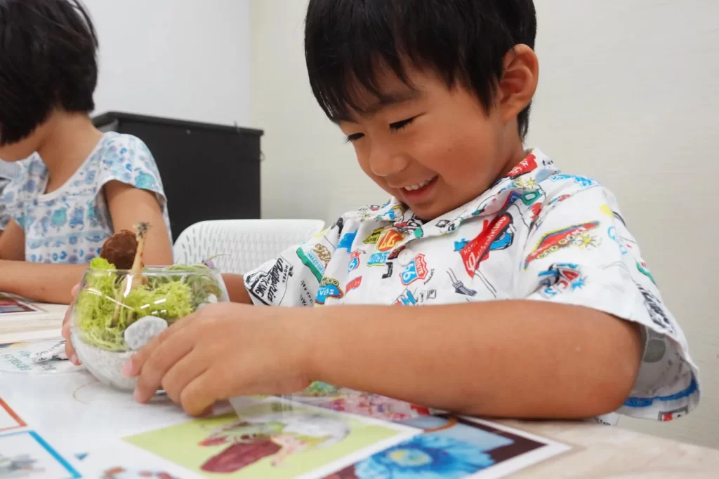 『グラスガーデン』を作っている男の子